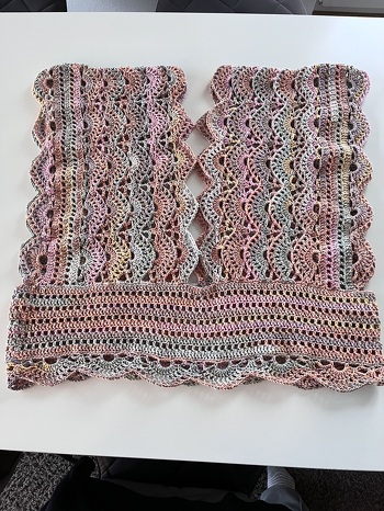 Das Shirt Multicolor gehäkelt mit Woll Butt Lani.
Hat viel Spaß gemacht und ging sehr schnell zu häkeln.