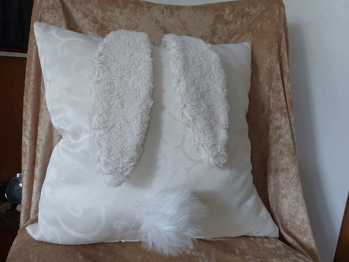 Meine Tochter hat sich ein neues Kissen für die Osterzeit gewünscht. Abschaut von einem Bild aus dem Internet.