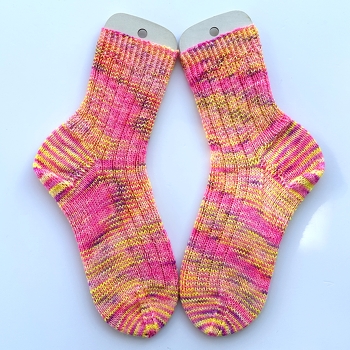 #Sockenweltrekord #Socken #sockenstricken
Bunte Socken in fröhlichen Farben, gestrickt aus 4-fädiger selbst gefärbter Sockenwolle. Immer sehr spannend, wie sich die Farbverläufe entwickeln
