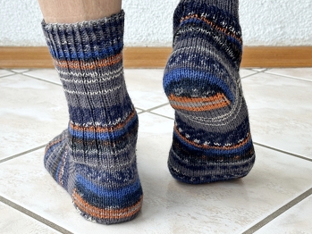 #Sockenweltrekord
Socken für meinen Mann in der Größe 42 aus 4-fädiger Sockenwolle von Wollbutt.