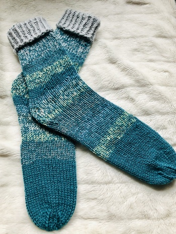 Hier nun meine Socken in Gr.46/47
Gestrickt mit 4fach Sockenwolle doppelt genommen und NS5.
Als Ferse habe ich wieder die mowiFerse (nach Monika Wiermann) gestrickt, da sie mir am einfachsten fällt. #Sockenweltrekord