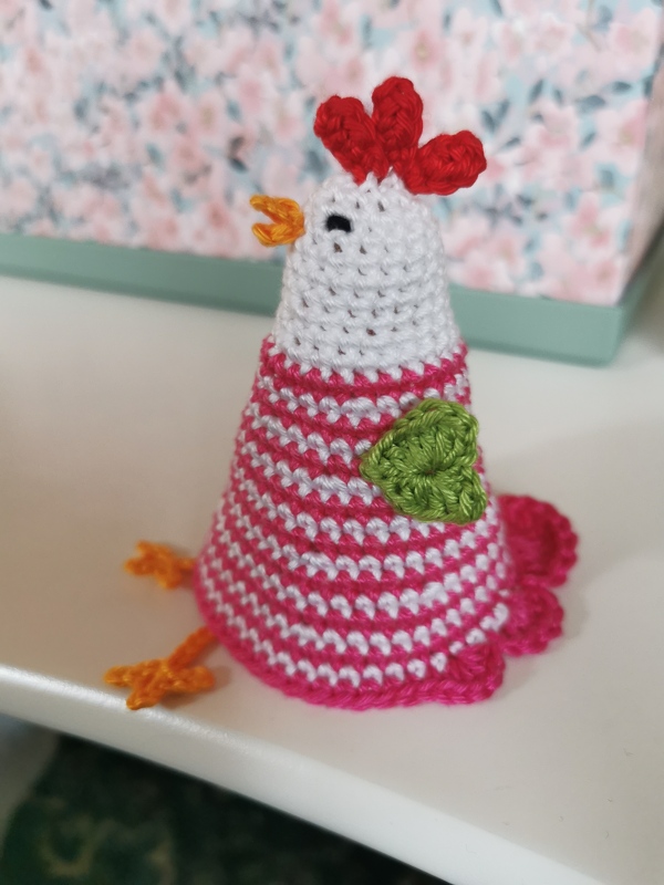 „Lady Gagack and Friends“ – Egg cosy / table decoration / edge stool