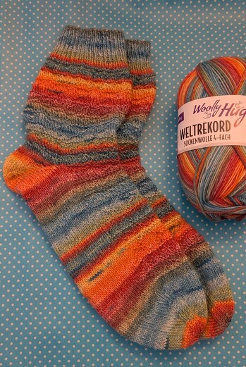 Ein weiteres Paar Socken in Größe 40/41 für den Weltrekord aus der Weltrekordwolle von Veronika Hugs. BB
Das Muster 