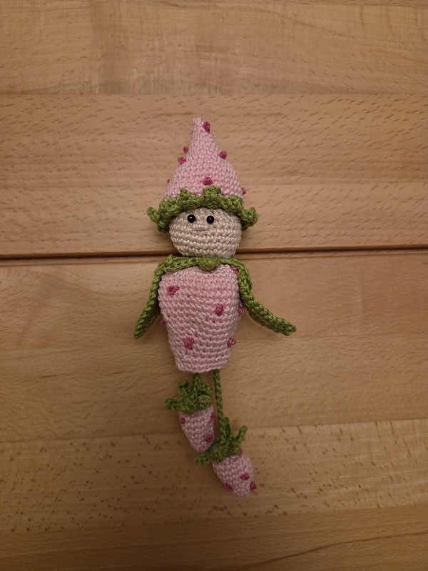 freche Früchtchen: Fräulein Erdbeer mit Baumelbeinen Anhänger Sommer