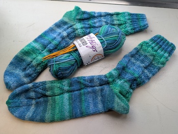 #Sockenweltrekord
Über Ostern wurde ein weiteres Paar Socken in Größe 42/43 fertig.
Wolle: Weltrekord von Veronika Hug
Muster: Feine Strukturen von Veronika Hug
Nadelstärke: 2,5