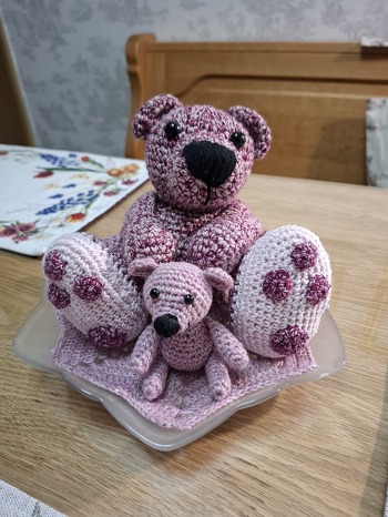 Eisbär Pia mit großen Füßen. Etwas abgewandelt, da andere Wolle verwendet.