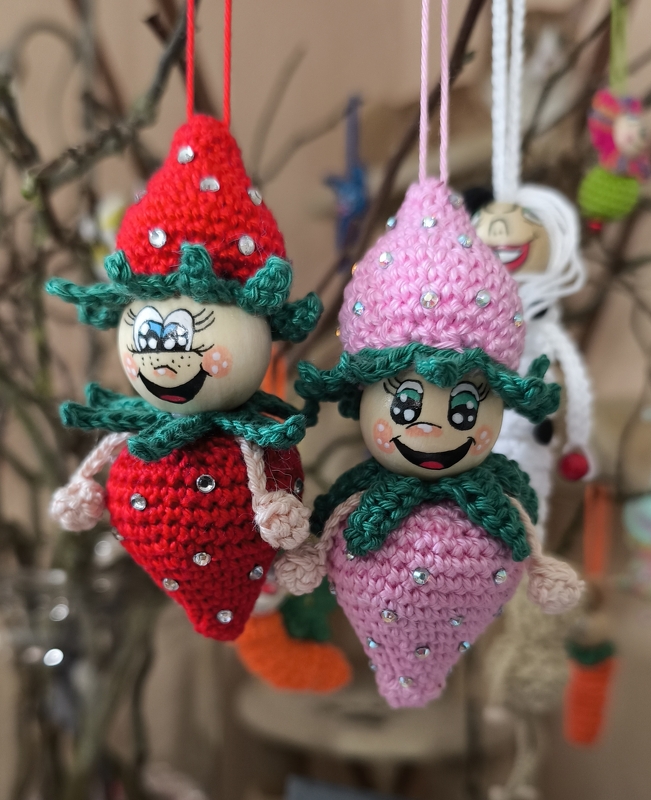 freche Früchtchen: Erdbeere mit Holzkugeln Deko Anhänger Sommer Türkranz