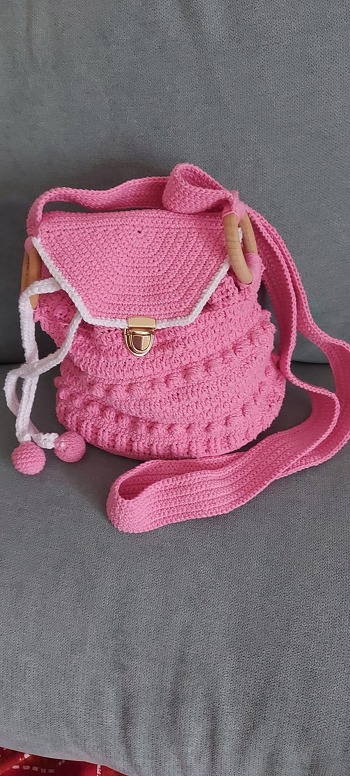 Ich wollte diese Tasche einfarbig. Sie ist gut nach zu häkeln.