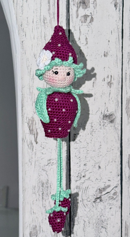 freche Früchtchen: Fräulein Erdbeer mit Baumelbeinen Anhänger Sommer