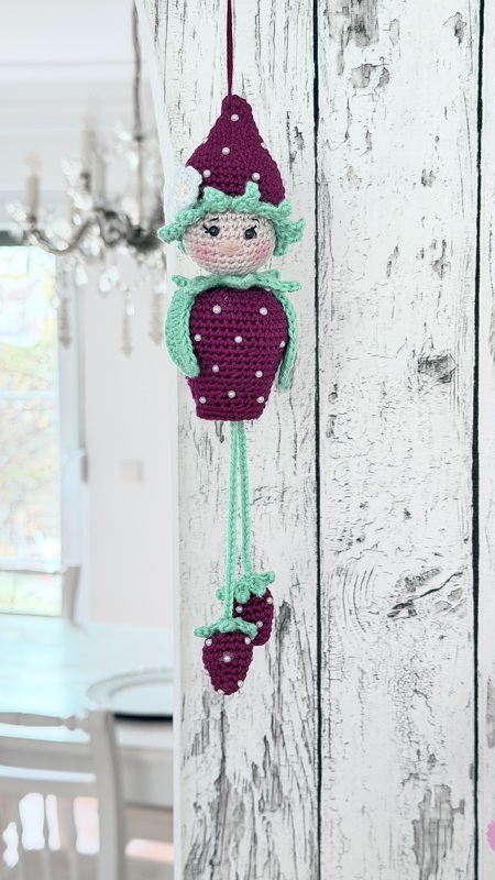 freche Früchtchen: Fräulein Erdbeer mit Baumelbeinen Anhänger Sommer