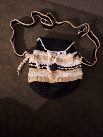 Tolle Tasche, tolle Anleitung. Habe diese bereits öfter gehäkelt und manchmal leicht abgeändert. :)