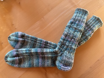 Weltrekord  - Socken mit schönem dehnbarem Muster in Gr. 42 - 43 unisex aus Regia Sockenwolle 4fach …die kommen bestimmt gut an!
#Sockenweltrekord