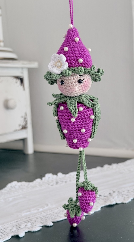 freche Früchtchen: Fräulein Erdbeer mit Baumelbeinen Anhänger Sommer