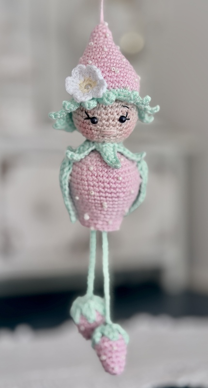 freche Früchtchen: Fräulein Erdbeer mit Baumelbeinen Anhänger Sommer