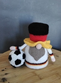 Tolle und verständliche Anleitung! Es hat richtig Spaß gemacht, den Wichtel zu häkeln.  Nur der Ball....der hat meine Nerven gekostet...das ist mir persönlich zu viel Nähen.  Aber alles in allem eine sehr gute,  ausführliche Anleitung.