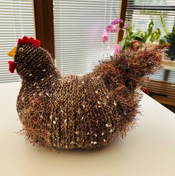 Und wieder ist ein Huhn fertig geworden. Ich lieb es diese Hühner zu stricken!