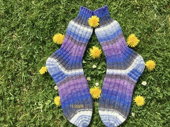 Ein paar Herrensocken in Größe 45/46. Durch die Zunahmeferse passen sie sich jedem Fuß perfekt an.
94 g Industriegarn Nadel 2,5; Bandspitze mit 2,25
#Sockenweltrekord