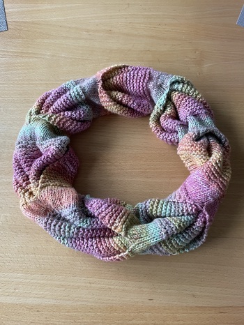 #Loop
Super spannend diesen Twisted Loop zu stricken 🧶