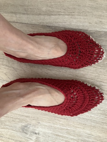 Ich habe die Sohle abgeändert, weil sie mir vorne nicht gefallen hat. Insgesamt ist es aber eine tolle Anleitung und die Ballerinas sind schnell fertig.