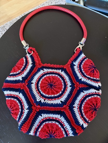 Blut, Schweiß und Tränen. 1000 Mal wieder aufgeribbelt, trotzdem sind noch viele Fehler drin. Aber am Ende bin ich doch ein bisschen stolz 🥳 Farbkombi von mir. #Hexagontasche #Cassilda