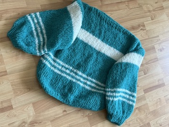 Dank des durchwachsenen Wetters ist auch das letzte Ufo vom Winter fertig, ein oversized Kuschelpulli für reichlich Minusgrade.