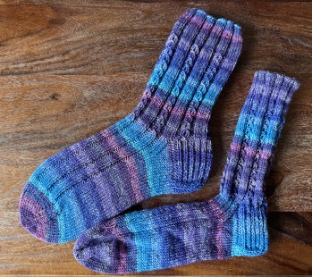 Hier meine Mai- Socken in Gr. 40-42 für den Sockenweltrekord… ich habe mir vorgenommen in jedem Monat ein Paar dafür zu stricken, bis jetzt bin ich ganz gut dabei. Gründl Sockenwolle mit sehr schönem Farbverlauf und Kaffeebohnen-Muster
#Sockenweltrekord