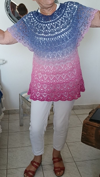 Hab das Shirt für meine Mama gehäkelt. Sie liebt es und hat es in unserem letzten Kreta Urlaub voller stolz getragen 🙂