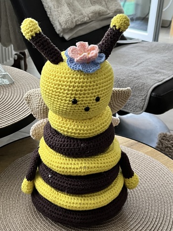 Garn von Hobbii, ist für eine Kollegin in der Bienchen Gruppe. War leicht nach zu arbeiten.