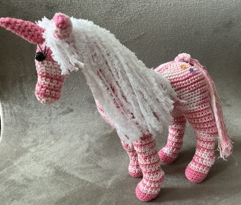 Prima Anleitung, hat Spaß gemacht. Ich habe von der Hauptfarbe knapp 50 g Cotton 8/4 Lauflänge 160 m gebraucht.
