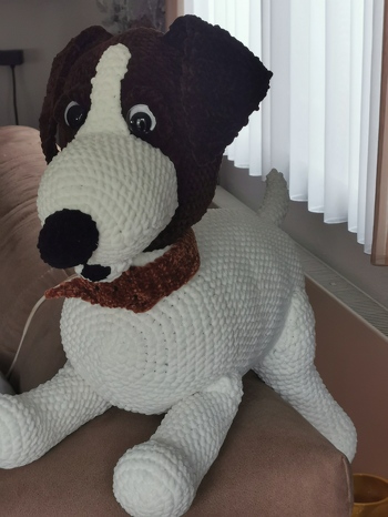 Dadurch ich Chenillewolle genommen habe, ist er etwas groß geworden. Höhe und Breite sind jeweils 60 cm. Also größer als der lebendiger Hund.