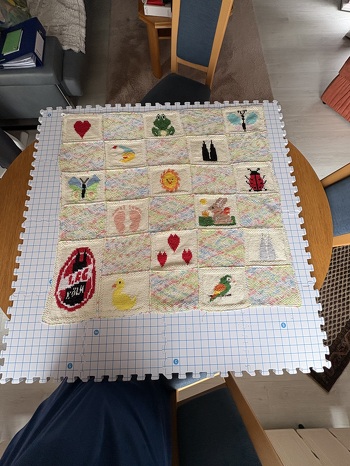 Für ein neues Familienmitglied habe ich diese Decke gestrickt