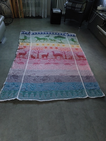 Die Patchworkdecke multi color. Tolle Anleitungen.  Hat so viel Spass gemacht.