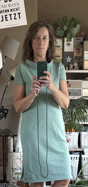 Finde das Schnittmuster super. Lässt sich gut anpassen. Habe den Kragen allerdings wieder angenommen, aber nur, weil ich fand, dass er vom Stil des Stoff nicht zum Kleid passt. Wird aber bestimmt nicht das einzige Kleid von dem Schnittmuster bleiben!