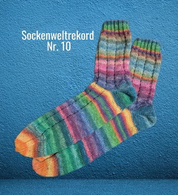 Bei über 30°C wurden auch noch die Reste der Weltrekordwolle zu einem kunterbunten Paar Socken verstrickt. Das ist nun Paar Nummer 10.
Muster Schnickschnack mit Nadelstärke 2,5
#Sockenweltrekord
#Strickenistwiezaubern