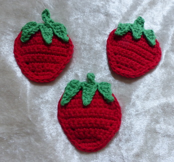 Bei mir gab es am Wochenende Erdbeeren. Ein paar Gramm von einem Baumwollgarn reichen für diese Applikationen