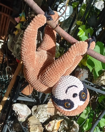 Hier ist ein Bild von dieser tollen Anleitung, vom Faultier Lazy.
Ghäkelt mit Chenille Himalaya Dolphin fine und Nadel Nr. 3