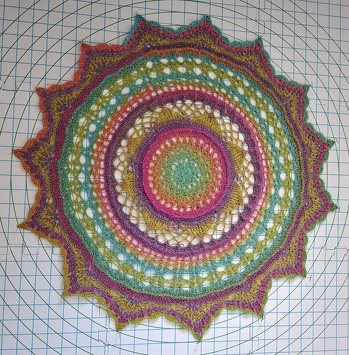 Sowohl die schriftliche Anleitung als auch die Häkelschrift sind top. Es hat mir sehr viel Spaß gemacht, das Mandala zu häkeln!
