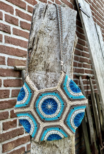 Hatte vorher noch nie Hexagone gehäkelt, aber mit dieser tollen, gut verständlichen Anleitung hat es gleich geklappt. Ich freue mich über mein neues Werk 😊
#häkeln#häkeltasche#tasche