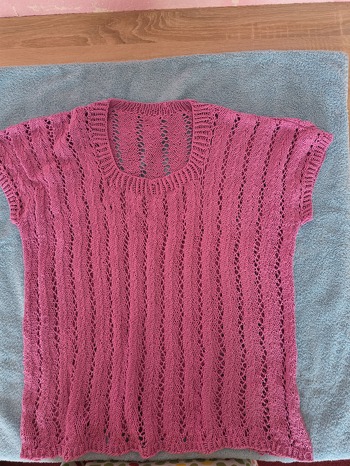Schönes Shirt. Ich habe es etwas länger gemacht, da ich groß bin und kurze Sachen nicht mag. Am Halsausschnitt habe ich 2 Reihen mehr gemacht, da er ziemlich groß war.
Ansonsten für geübte Strickerinnen gut nachzuarbeiten