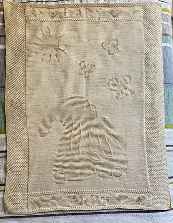Endlich habe ich auch meine Babydecke fertig, die Enkelin wird sehnsüchtig erwartet ☺️ ich habe unten und oben noch ein bisschen verändert, damit etwas persönlicher wird.