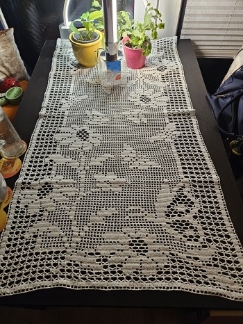 Meine Häkel Tischdecke Sonnenblumen mit Schmetterlingen. Sieht sehr gut aus auf dem schwarzen Tisch.