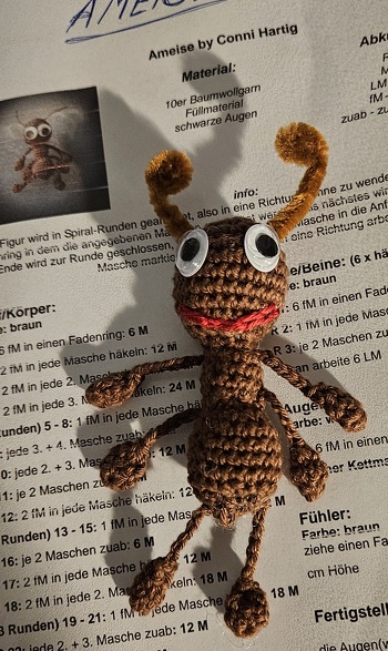Ameise häkeln:
die Anleitung ist sehr kurz und das Bild ist zu klein. Um genau nachzuschauen, wo die Beine hinkommen. Wenn man es vergrößert, wird es unscharf.
Aber ich denke, ich habe es gut hinbekommen.
Meine erste Ameise.