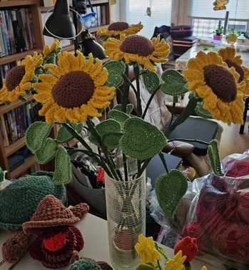 Habe schon mehrere Teile nachgehäkelt. Hier noch ein Bild meiner Sonnenblumen.