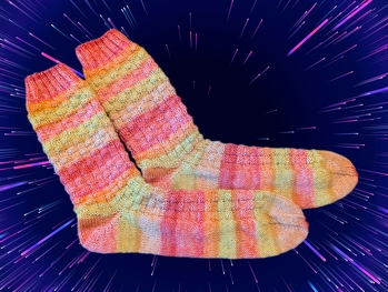 #Sockenweltrekord
Paar Nummer 11 ist geschafft, dieses Mal in Flechtmuster und einer sonnigen sonnigen Farbton  der Gründl Wolle  Hot Socks.
Gestrickt wurde mit einem Nadelspiel Stärke 2,5.