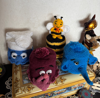 Ja, und das sind dann die anderen Klopapierhüte, mit Bienchen für unseren Imker, und Schlumpf und Elefant sind auch schon verplant.