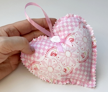 Ein weiteres Duftherz, gefällt mir getrockneten Lavendelblüten. Die Nähanleitung ist auch von Nähanfängern aus ein paar Stoffresten zu schaffen. Die kostenlose Nähanleitung findet ihr in meinem Blog. LG Ina https://www.crazypatterns.net/de/blog/5212/test-naehanleitung-lavendel-herzen