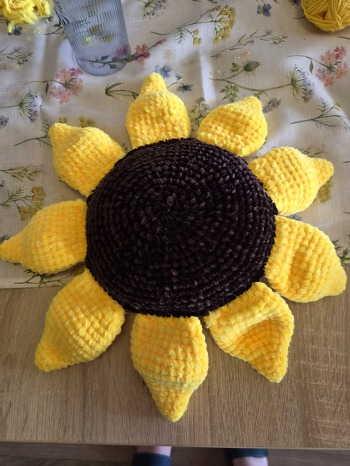 Es hat viel Spaß gemacht diese Sonnenblume von Jasmins_Handarbeitsstübchen nach zu häkeln, tolle Anleitung
#Kissen