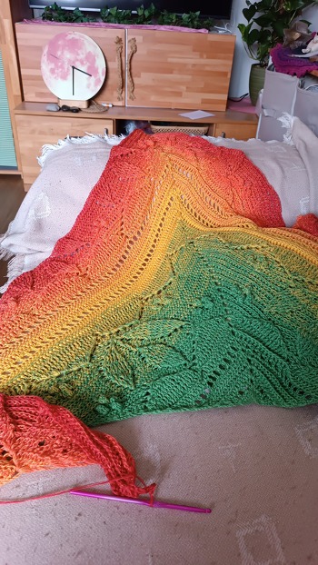 Bin Total begeistert von der Anleitung! Gehäkelt wird das Tuch aus einer Wunschwicklung von Woolypop in Herbstfarben