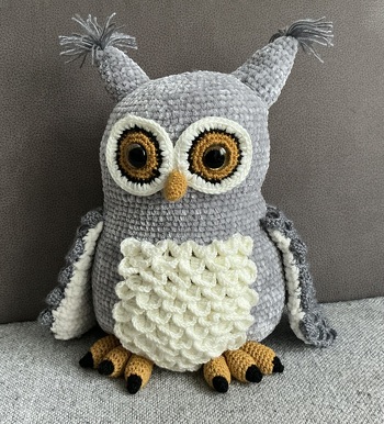 Flauschige Schneeeule Hedwig - Häkelanleitung ist sehr gut erklärt. Es sind auch viele Bilder dabei um das Nacharbeiten zu erleichtern. Habe die hübsche Eule etwas verändert. Neu für mich war das Schuppenmuster was ich noch nie gehäkelt hatte. Vielen Dank dafür.