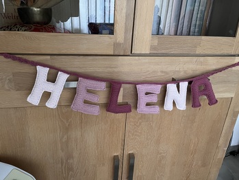 ABC
Die beiden Namensketten sind für meine Enkel. Die Bänder entstanden mit einem Muster für ein Armbändchen. Die Buchstabenverbindungen sind nur Luftmaschen und feste Maschen.
Garn ist von Hobbii Cotton 8/4